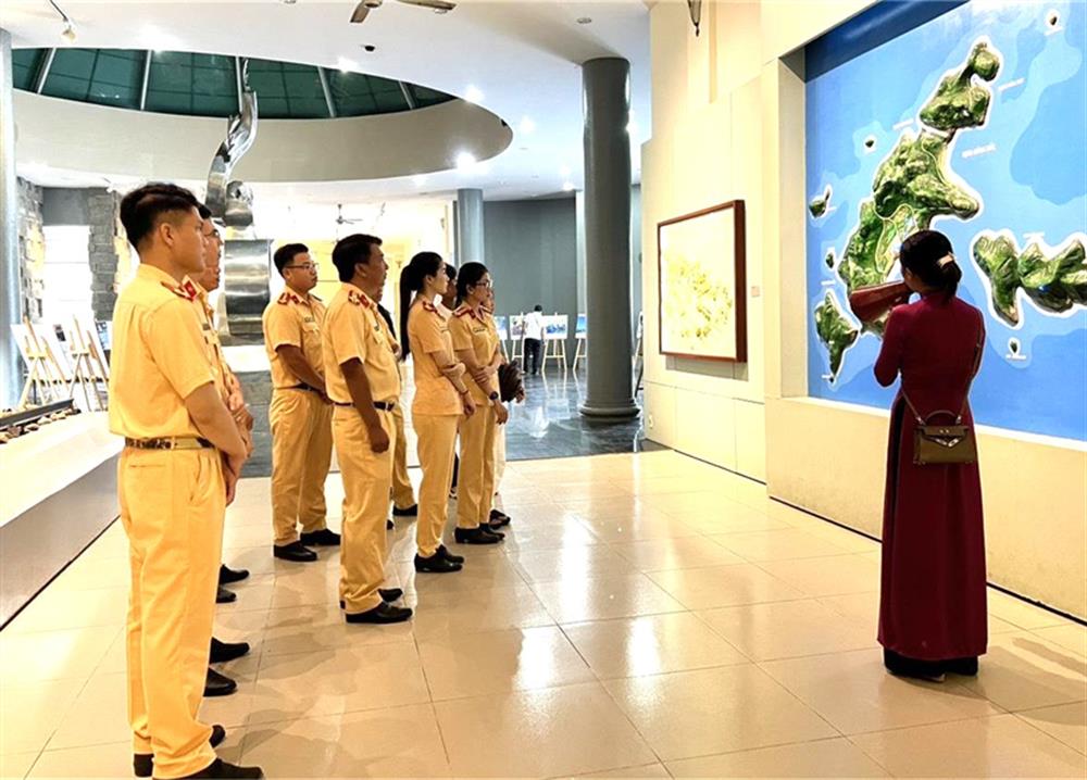 Chi đoàn Cảnh sát giao thông tổ chức về nguồn, sinh hoạt chính trị tại Khu di tích lịch sử thuộc huyện Côn Đảo, tỉnh Bà Rịa - Vũng Tàu.