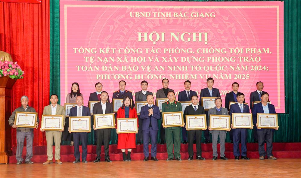 Anh Tống Văn Xuân được nhận Bằng khen của Chủ tịch Ủy ban nhân dân tỉnh Bắc Giang vì có thành tích xuất sắc trong phong trào Toàn dân bảo vệ an ninh Tổ quốc năm 2024.
