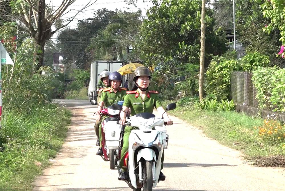 Thượng úy Huỳnh Thị Kim Anh, Phó trưởng Công an xã Bình Phú cùng tổ công tác thực hiện ca tuần tra, kiểm soát địa bàn.