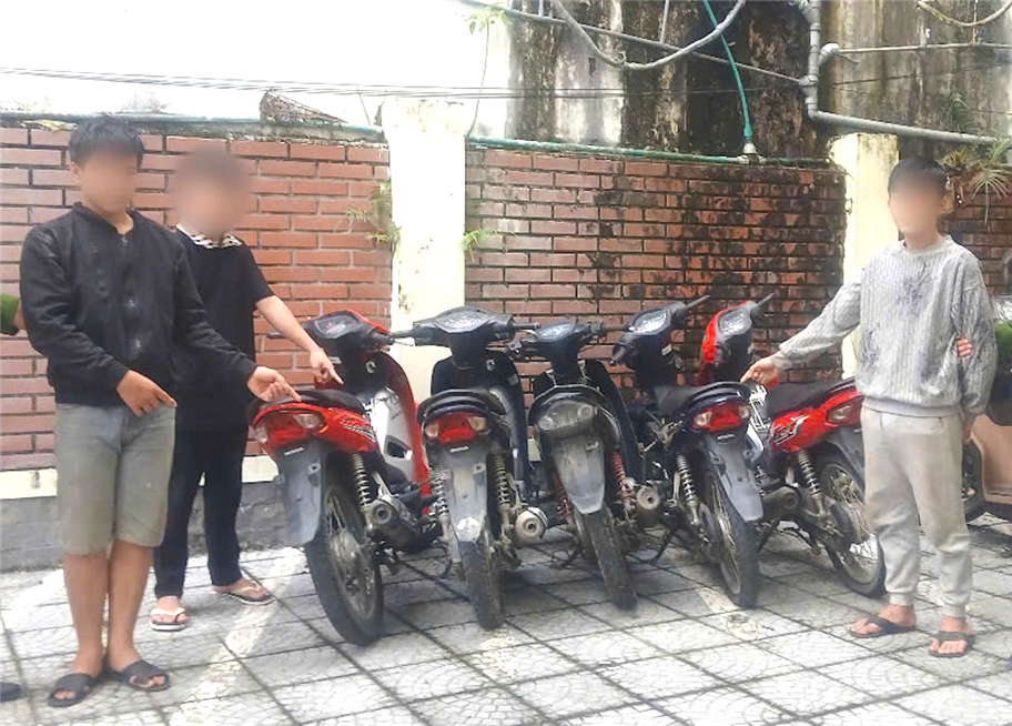 Các đối tượng tại cơ quan Công an.