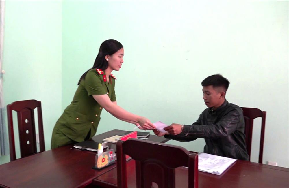 Thượng úy Huỳnh Thị Kim Anh tiếp nhận, giải quyết thủ tục hành chính cho người dân tận tình, chu đáo.
