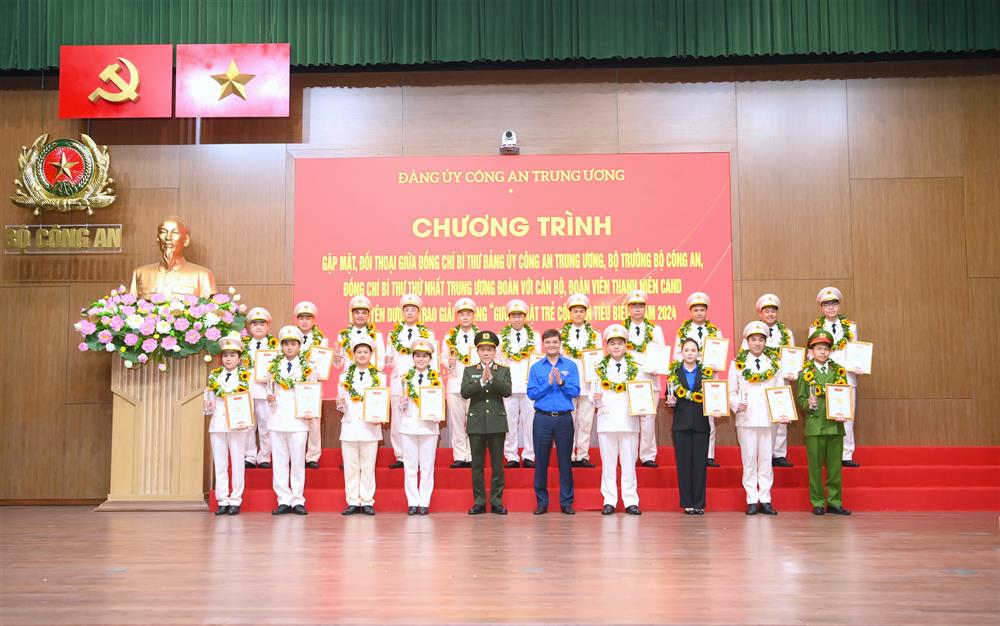 Bộ trưởng Lương Tam Quang; đồng chí Bùi Quang Huy, Bí thư thứ nhất Trung ương Đoàn TNCS Hồ Chí Minh đã trao chứng nhận và biểu trưng tặng 20 gương mặt trẻ Công an tiêu biểu năm 2024.