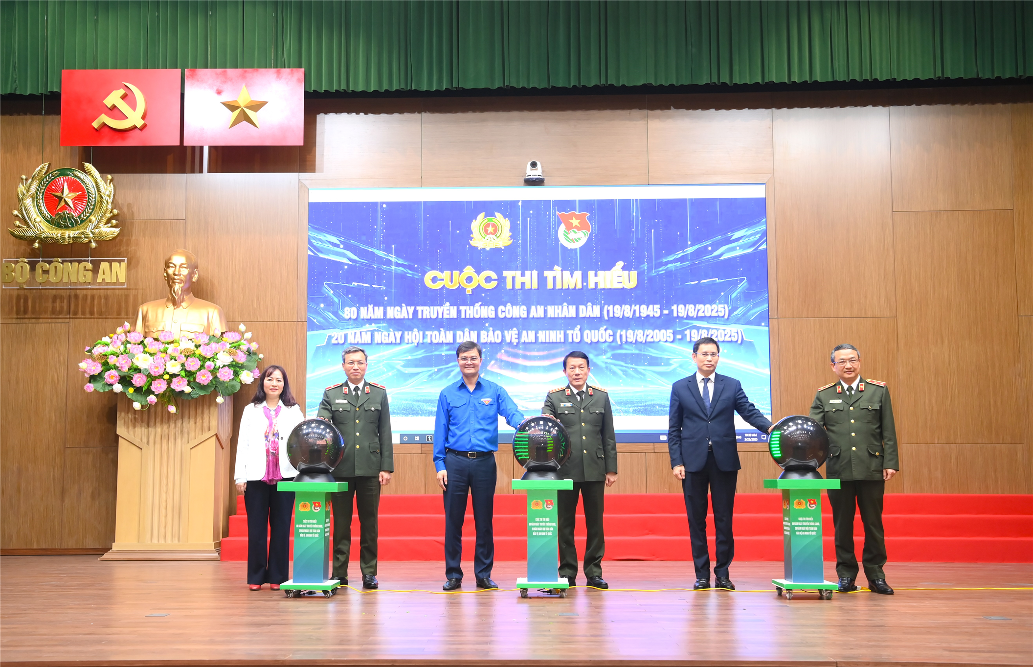 Bộ trưởng Lương Tam Quang; đồng chí Bùi Quang Huy, Bí thư thứ nhất Trung ương Đoàn TNCS Hồ Chí Minh cùng các đại biểu bấm nút phát động Cuộc thi tìm hiểu 80 năm Ngày truyền thống CAND, 20 năm Ngày hội toàn dân bảo vệ an ninh Tổ quốc trong tuổi trẻ Việt Nam.