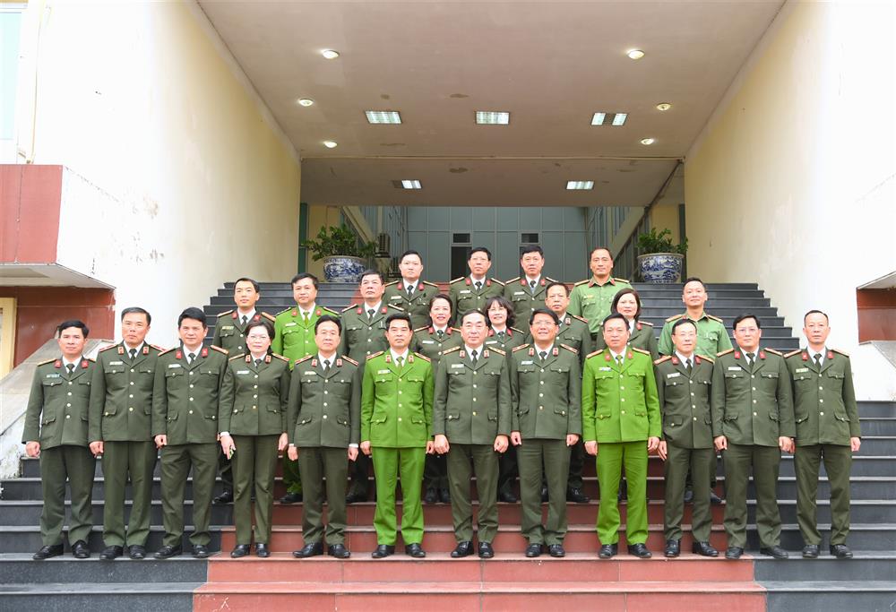 Thứ trưởng Trần Quốc Tỏ cùng các đại biểu dự Hội nghị.
