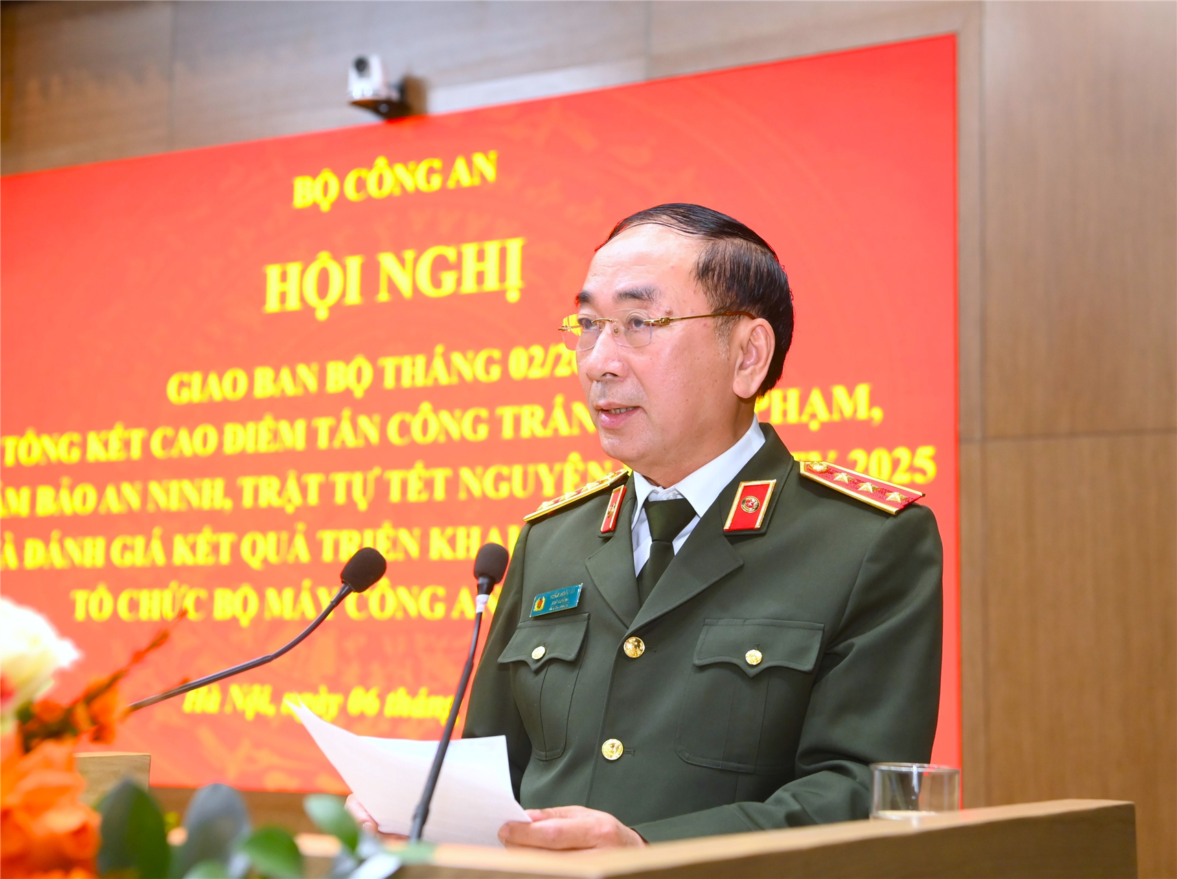 Thứ trưởng Trần Quốc Tỏ điều hành thảo luận tại Hội nghị.