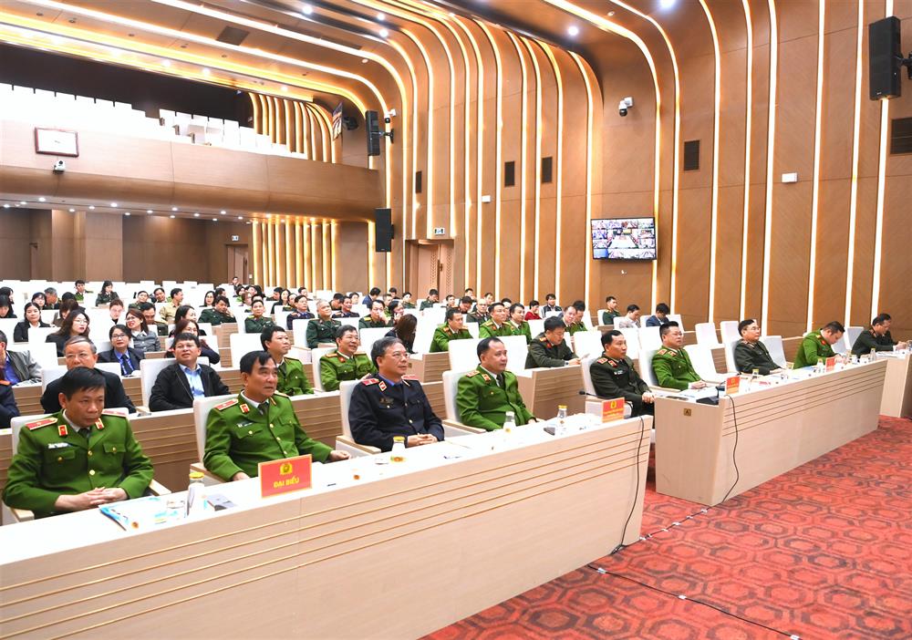 Thứ trưởng Lê Văn Tuyến cùng các đại biểu dự Hội nghị.