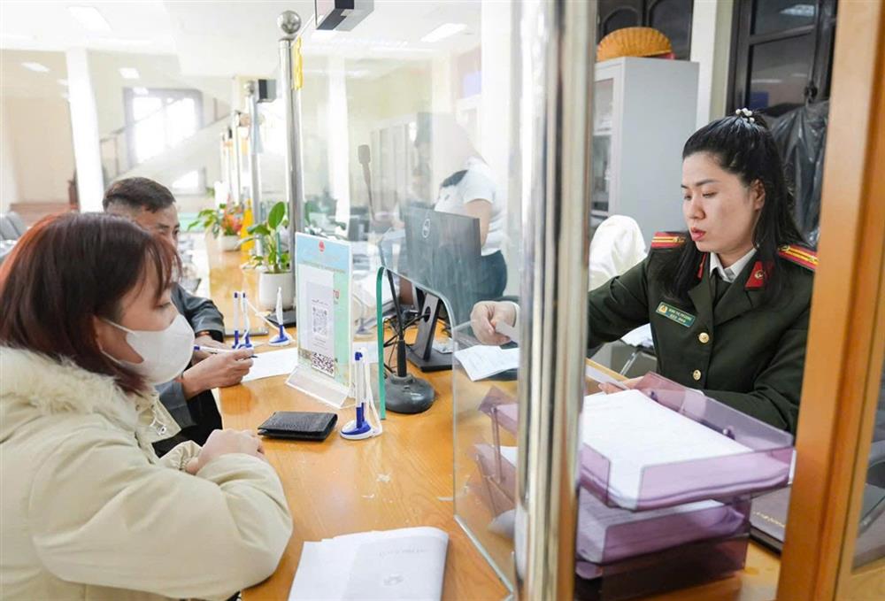 Cán bộ Phòng Hồ sơ nghiệp vụ làm thủ tục cấp phiếu LLTP cho công dân.