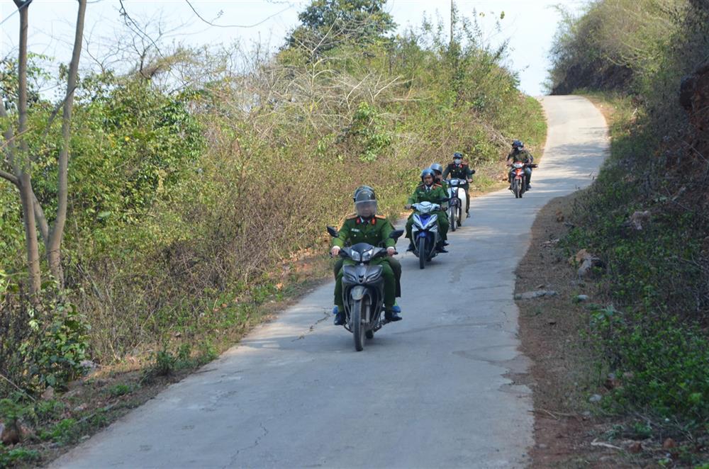 Công an xã biên giới Nậm Cắn, huyện Kỳ Sơn tăng cường tuần tra, kiểm soát trên từng bản làng.