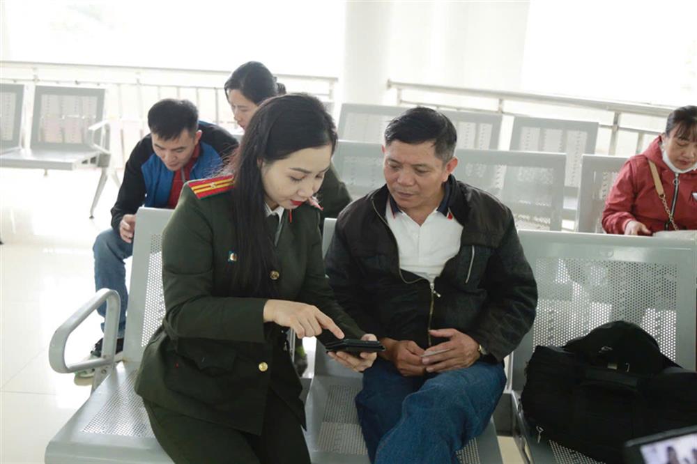 Hướng dẫn người dân làm thủ tục cấp phiếu lý lịch tư pháp trực tuyến.