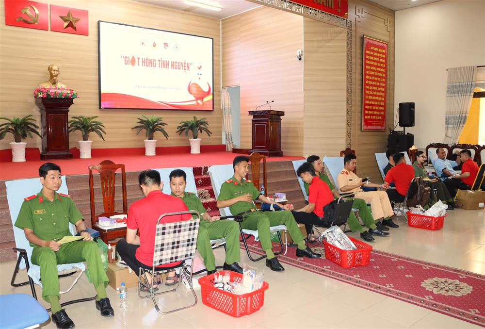 Cán bộ, chiến sĩ tham gia hiến máu tình nguyện.