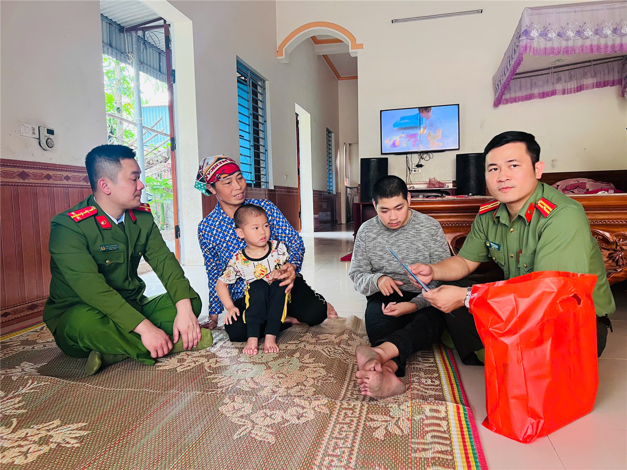 Chi đoàn Công an xã Trung Kiên tặng quà các gia đình có hoàn cảnh khó khăn trên địa bàn xã.