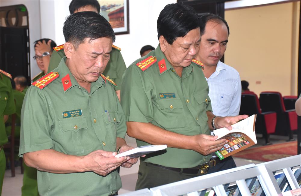 Lãnh đạo Công an tỉnh nghiên cứu sách viết về cuộc đời và quá trình hoạt động cách mạng của Chủ tịch Hồ Chí Minh.