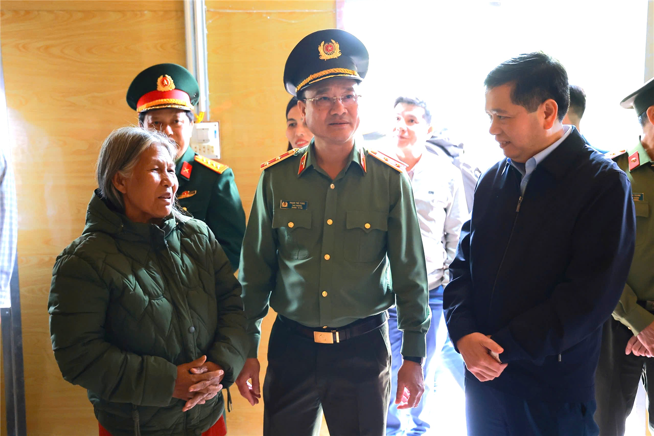 Thứ trưởng Phạm Thế Tùng cùng các đồng chí lãnh đạo thăm quan ngôi nhà mới xây dựng.