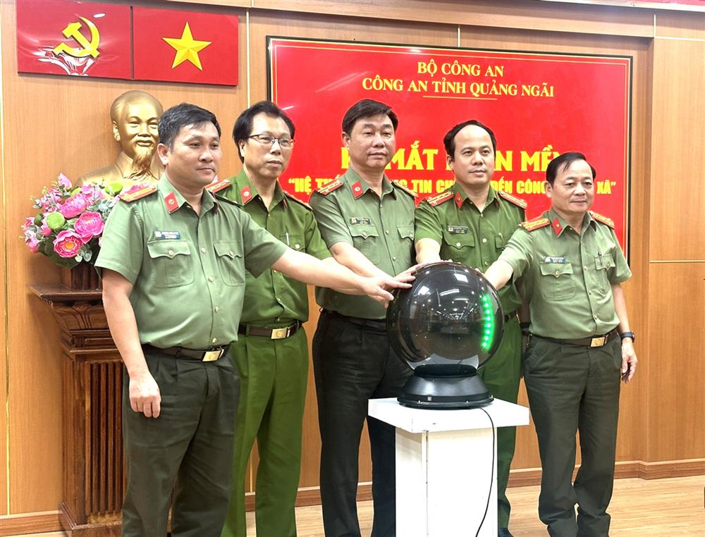Các đồng chí trong Ban Thường vụ Đảng ủy, Lãnh đạo Công an tỉnh nhấn nút khai trương ra mắt phần mềm.