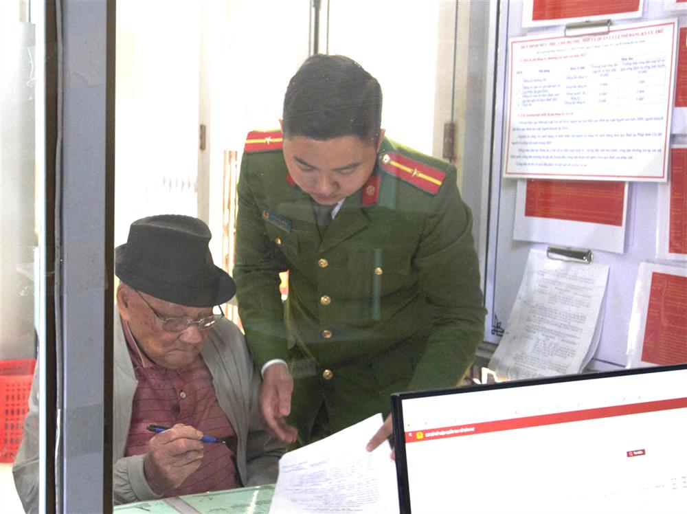 Cán bộ Công an thị trấn Cái Rồng tận tình hướng dẫn công dân giải quyết thủ tục hành chính.