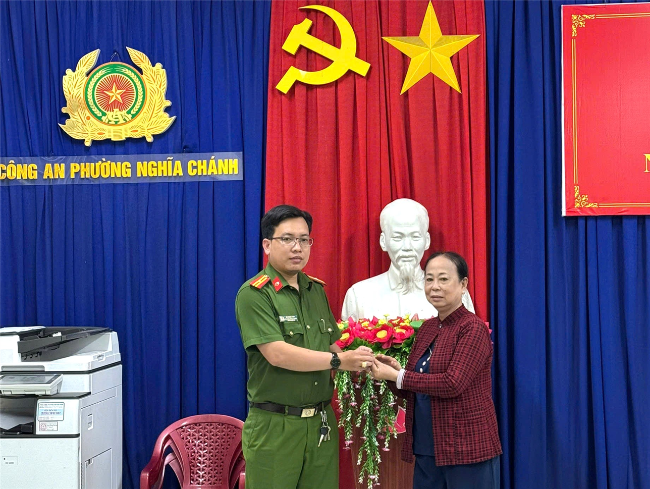 Bà Nguyễn Thị Kim Chi nhận lại chiếc nhẫn từ Công an phường Nghĩa Chánh.
