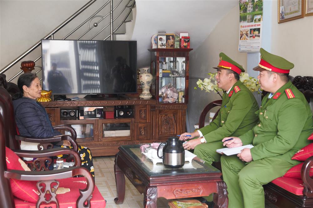 Công an xã Đông Xá luôn giữ mối quan hệ mật thiết với Nhân dân.