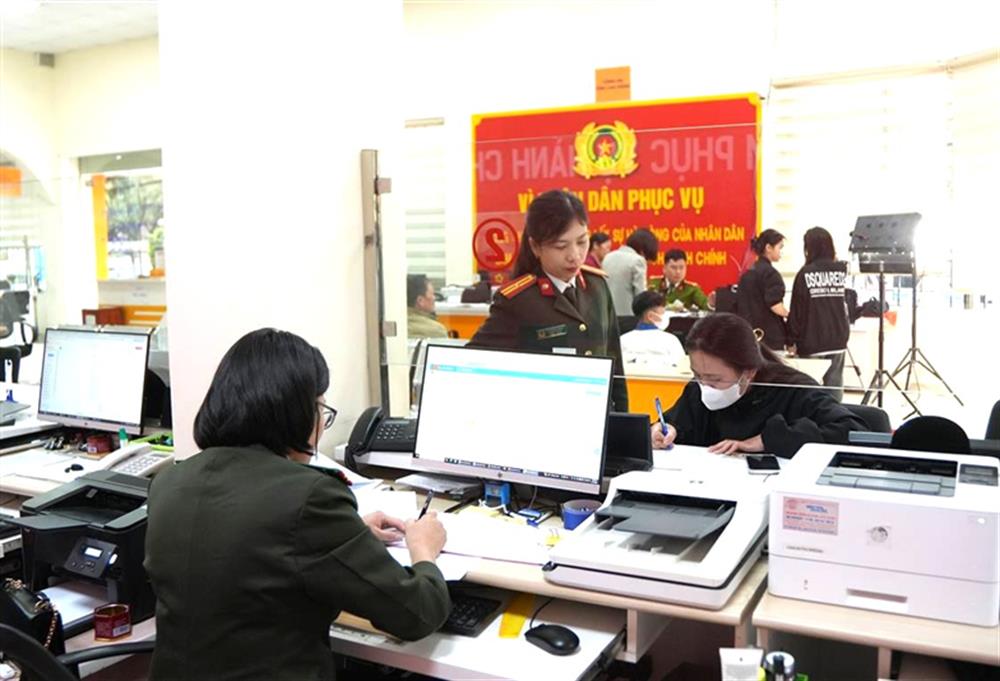Người dân hài lòng khi đến làm thủ tục cấp lý lịch tư pháp.