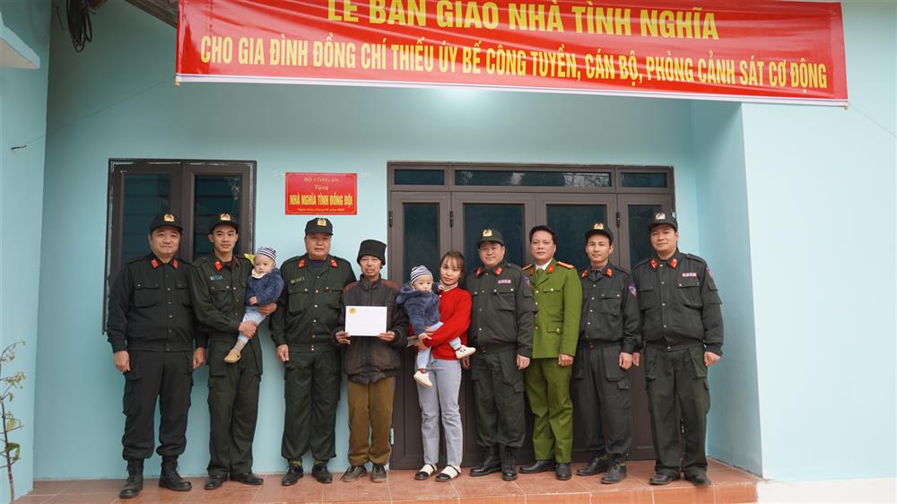 Lãnh đạo và cán bộ, chiến sĩ Phòng Cảnh sát cơ động, Công an tỉnh trao quà và nhận đỡ đầu 02 con nhỏ của đồng chí Bế Công Tuyền