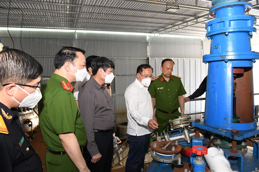 Thứ trưởng Nguyễn Văn Long kiểm tra hiện trường.