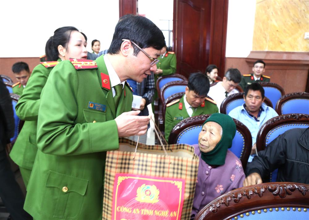 Nhân dịp này, Công an tỉnh Nghệ An trao các suất quà tặng mẹ liệt sĩ chưa xác định được danh tính tham gia lấy mẫu tại chương trình.