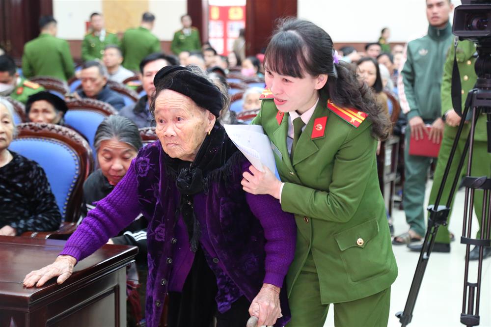 Công an các đơn vị, địa phương bố trí xe và cán bộ, chiến sỹ đưa đón thân nhân liệt sỹ đến chương trình thu nhận mẫu ADN.