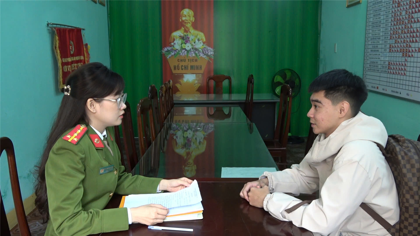 Công an phường An Cựu hướng dẫn các thủ tục để Nguyễn Văn Hùng trao trả lại số tiền 219 triệu đồng cho người chuyển khoản nhầm.