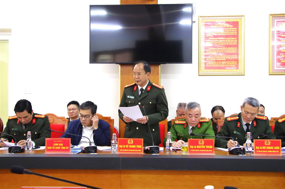 Đại tá Vũ Thanh Tùng, Phó Giám đốc Công an tỉnh trình bày báo cáo tại buổi làm việc.