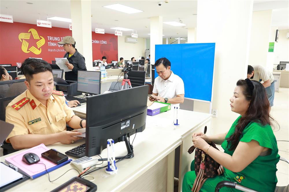 Cán bộ Công an tỉnh làm thủ tục cấp đổi giấy phép lái xe cho người dân.