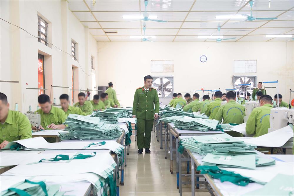 Lực lượng Công an kiểm tra tại Tổ may của học viên.