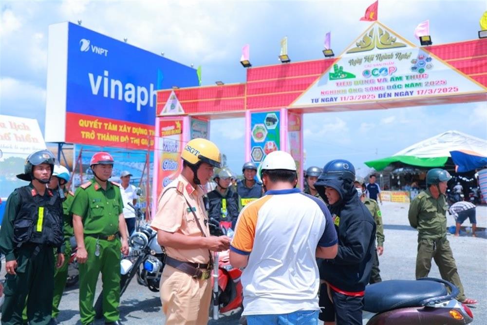 Lực lượng Công an phối hợp với dân phòng tuần tra, kiểm soát ANTT trên địa bàn.
