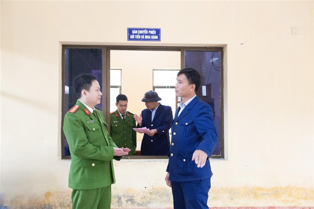 Lực lượng Công an trao đổi công việc với cán bộ, nhân viên cơ sở.