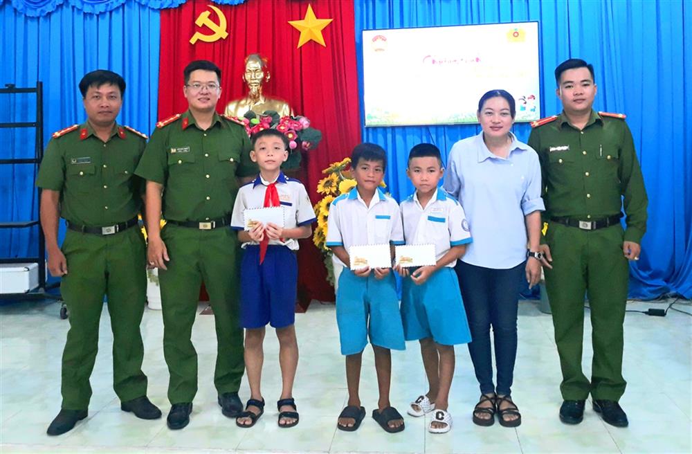 Cụm Chi đoàn Cảnh sát nhân dân, Công an tỉnh nhận đỡ đầu, hỗ trợ 03 em học sinh có hoàn cảnh khó khăn.