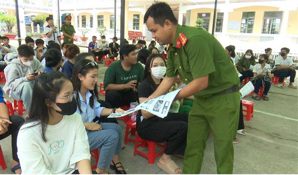 Đoàn viên, thanh niên Công an tỉnh phát tờ rơi tuyên truyền phòng, chống ma túy cho các em học sinh.