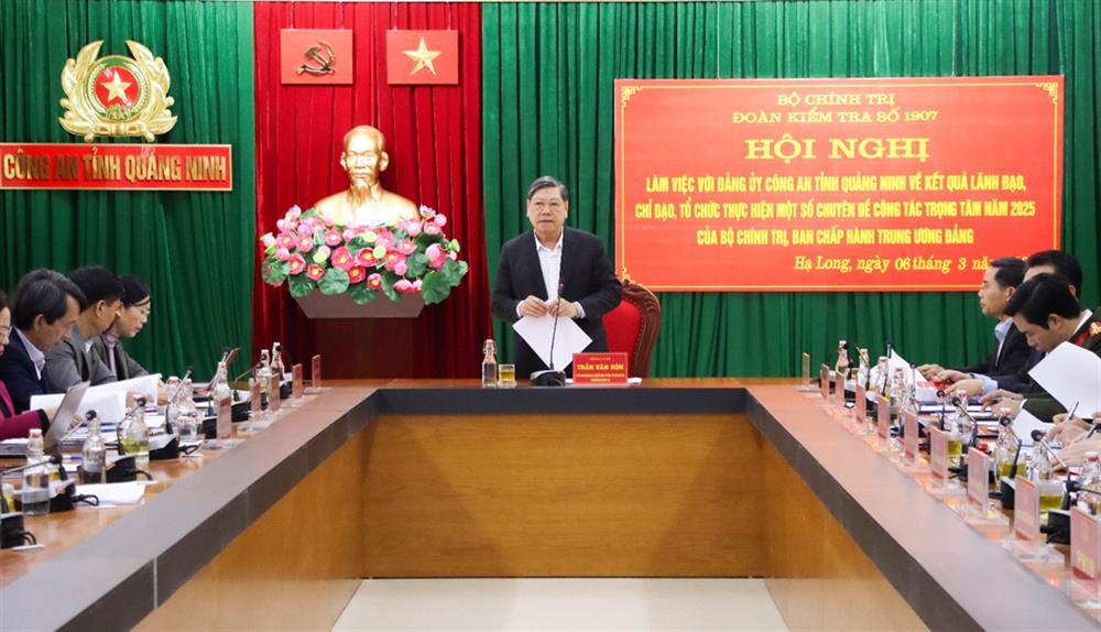 Đồng chí Trần Văn Rón, Phó Chủ nhiệm Thường trực Ủy ban Kiểm tra Trung ương, Phó trưởng Đoàn kiểm tra phát biểu tại buổi làm việc.