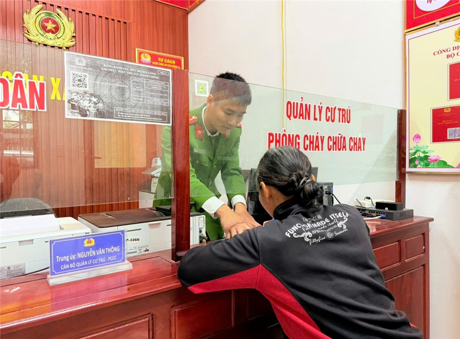 Đại uý Lê Ngọc Anh tận tình hướng dẫn với người dân.