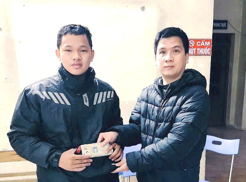 Thiếu tá Dương Văn Hiệt, Trưởng Công an xã Yến Dương trao trả tài sản cho anh Đặng Thanh Sơn.