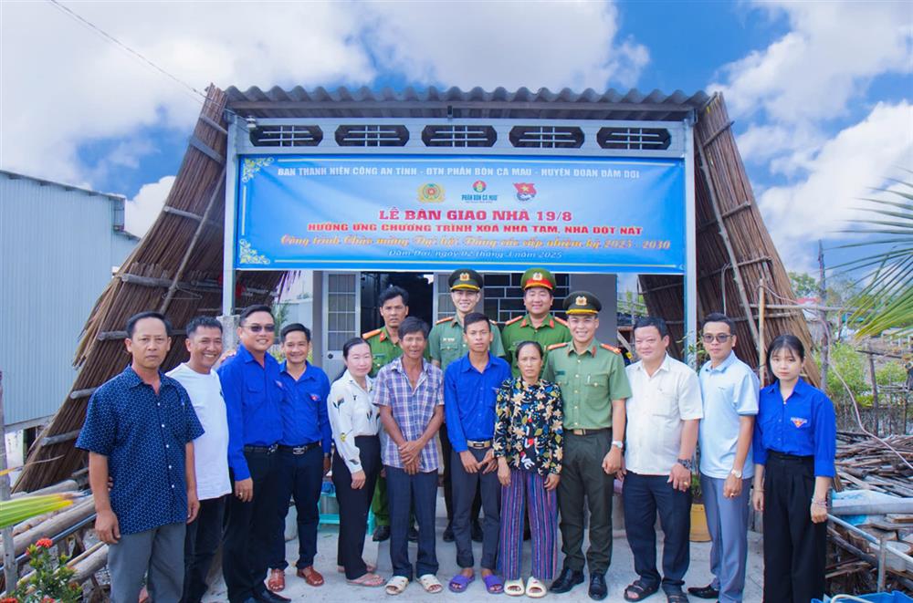 Thực hiện chương trình Chung tay xóa nhà tạm, nhà dột nát trên địa bàn tỉnh.