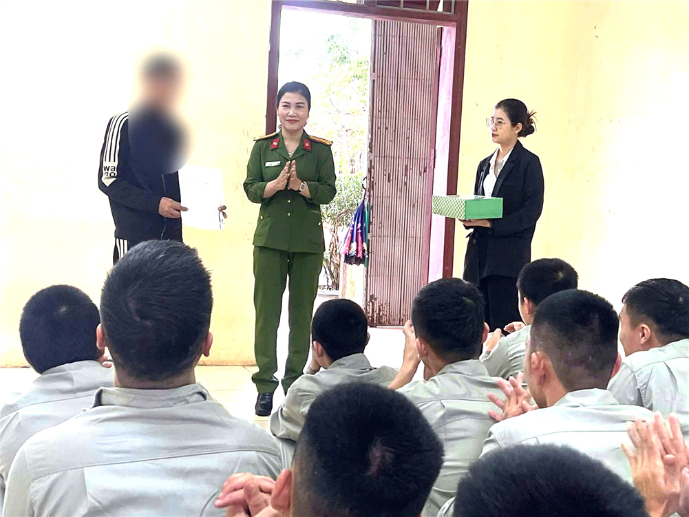 Trao giấy chứng nhận chấp hành xong cai nghiện cho học viên tại cơ sở cai nghiện.