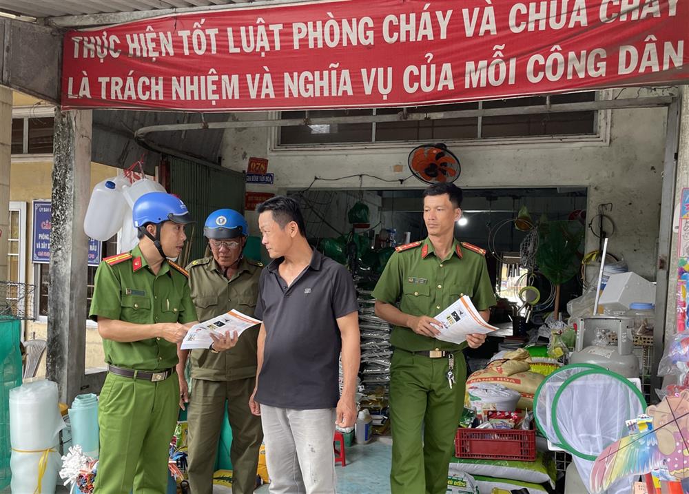 Công an xã Phong Thạnh Tây A tổ chức phát tờ rơi, tuyên truyền pháp luật cho người dân