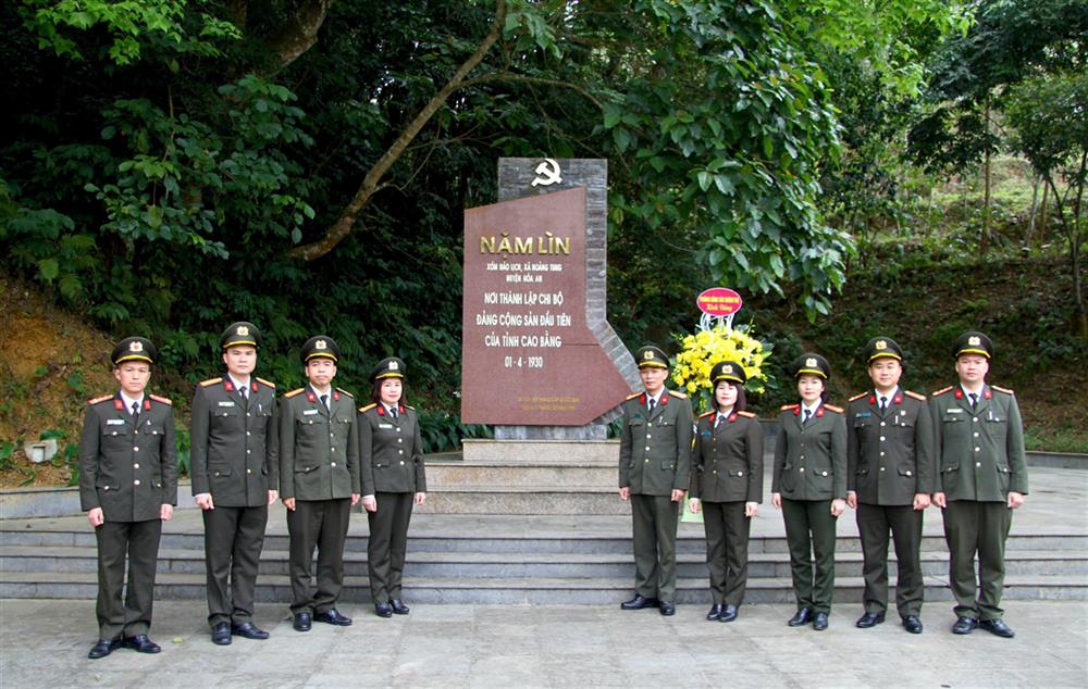 Phòng Công tác chính trị tổ chức dâng hoa tại Khu di tích lịch sử Nặm Lìn - nơi thành lập Chi bộ Đảng đầu tiên của tỉnh Cao Bằng.