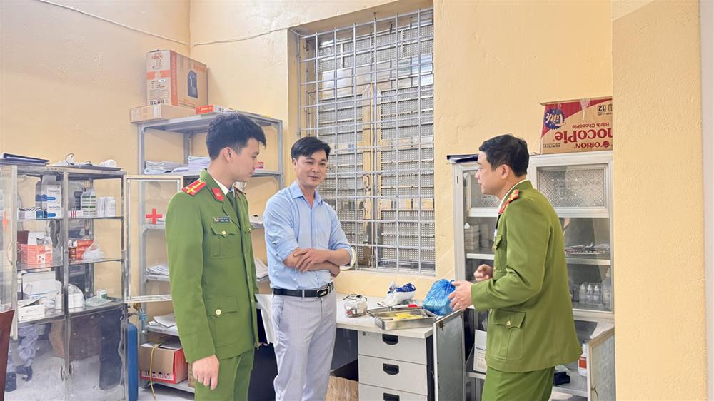 Cán bộ Phòng Cảnh sát điều tra tội phạm về ma túy trao đổi công việc với cán bộ của Cơ sở cai nghiện.