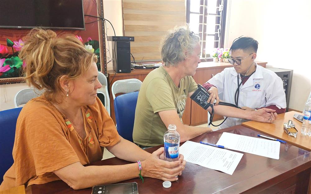 Cán bộ y tế kiểm tra sức khoẻ cho ông Christian.