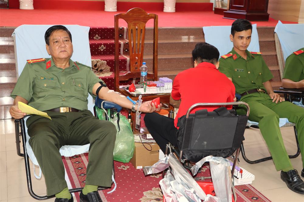 Đại tá Trương Công Dũng, Phó Giám đốc Công an tỉnh hiến máu tình nguyện.