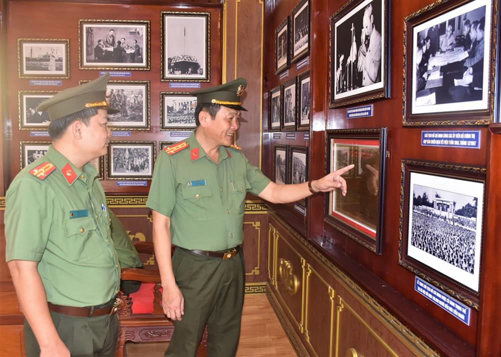 Đại tá Hồ Việt Triều, Giám đốc Công an tỉnh nghiên cứu cuộc đời và quá trình hoạt động cách mạng của Bác thông qua các tư liệu được lưu giữ tại Nhà tưởng niệm Chủ tịch Hồ Chí Minh trong khuôn viên Công an tỉnh.