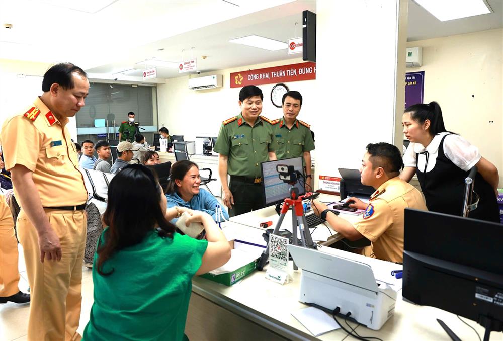 Đại tá Vũ Văn Đấu- Giám đốc Công an tỉnh kiểm tra việc thực hiện các nhiệm vụ mới của lực lượng Công an tại Trung tâm dịch vụ hành chính công tỉnh.
