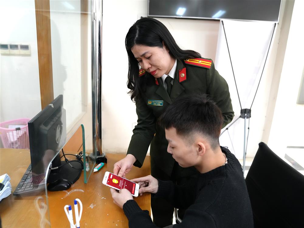 Cán bộ Phòng Hồ sơ nghiệp vụ tích cực hướng dẫn công dân.