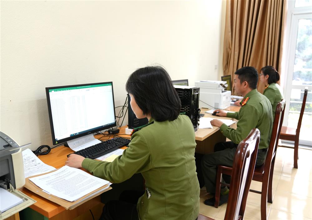 Cán bộ Phòng Hồ sơ nghiệp vụ đang hoàn thiện hồ sơ cấp LLTP cho công dân.