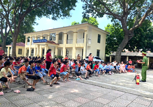 Công an xã tuyên truyền pháp luật, kiến thức an toàn phòng cháy, chữa cháy cho học sinh các trường học trên địa bàn.