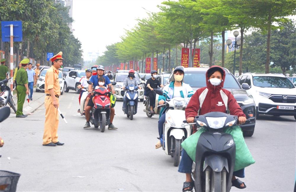 Lực lượng Cảnh sát giao thông tham gia phân luồng, bảo đảm trật tự an toàn giao thông các hoạt động Lễ hội Đền Đô.